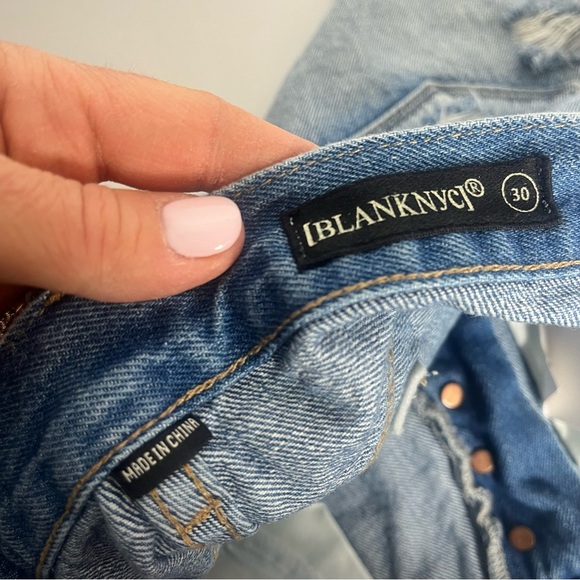 BLANK NYC NWT Distressed Cutoff Denim Shorts Size 30 - Picture 5 of 6